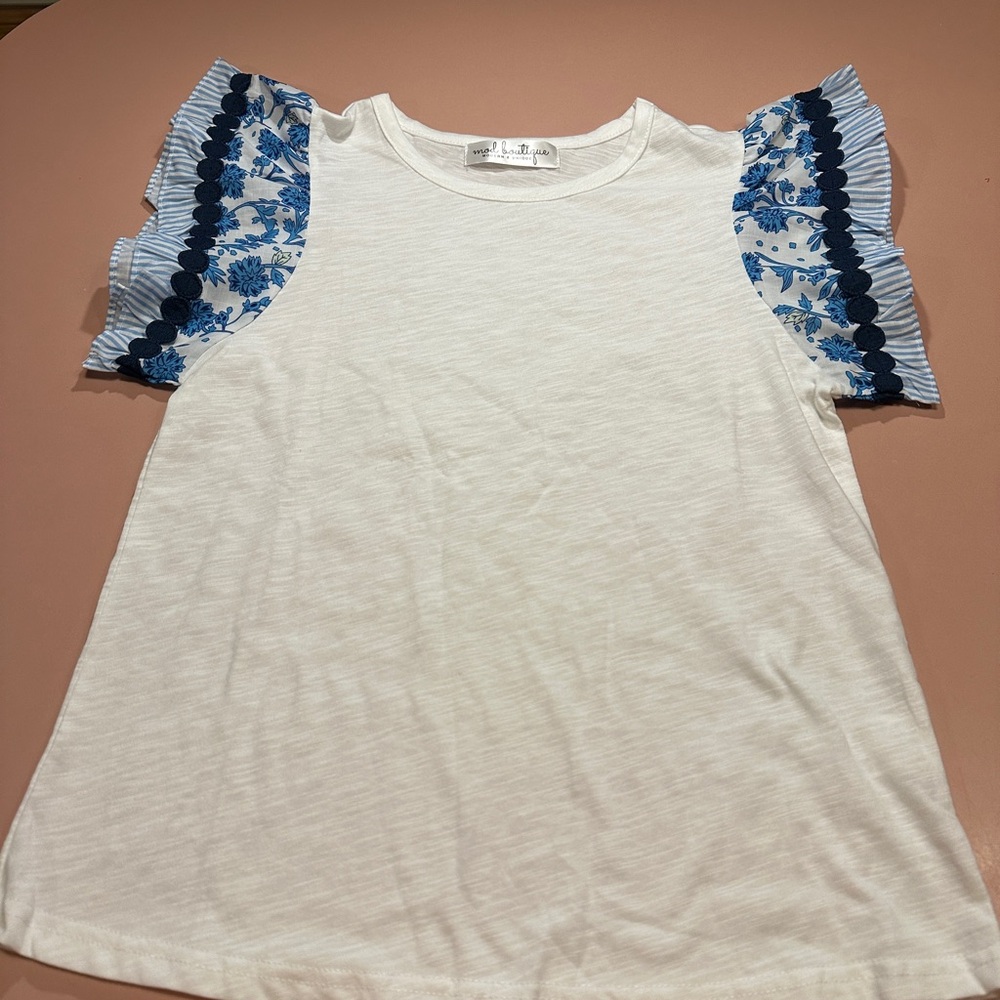 EUC. Mod Boutique brand White Short Sleeve Tee with Blue Floral Ruffle Sleeves